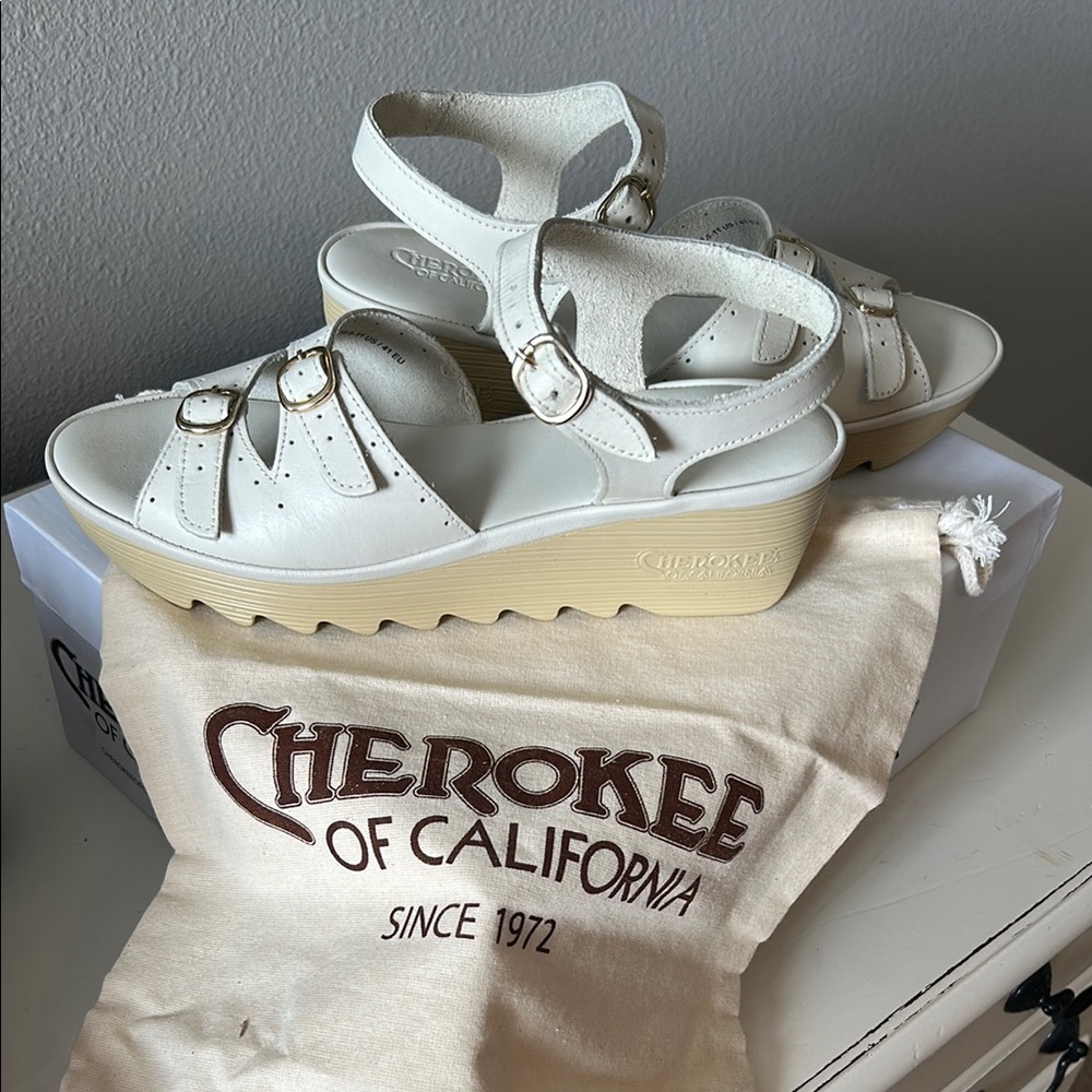 Cherokee Stevie Mid Beep in Bone, size 41(EU) 10.5/11(US), brand new, never worn
